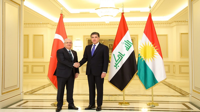 سه‌رۆك نێچیرڤان بارزانى له‌گه‌ڵ وه‌زیرى به‌رگرى و سوپاسالارى توركیا كۆبووه‌وه‌